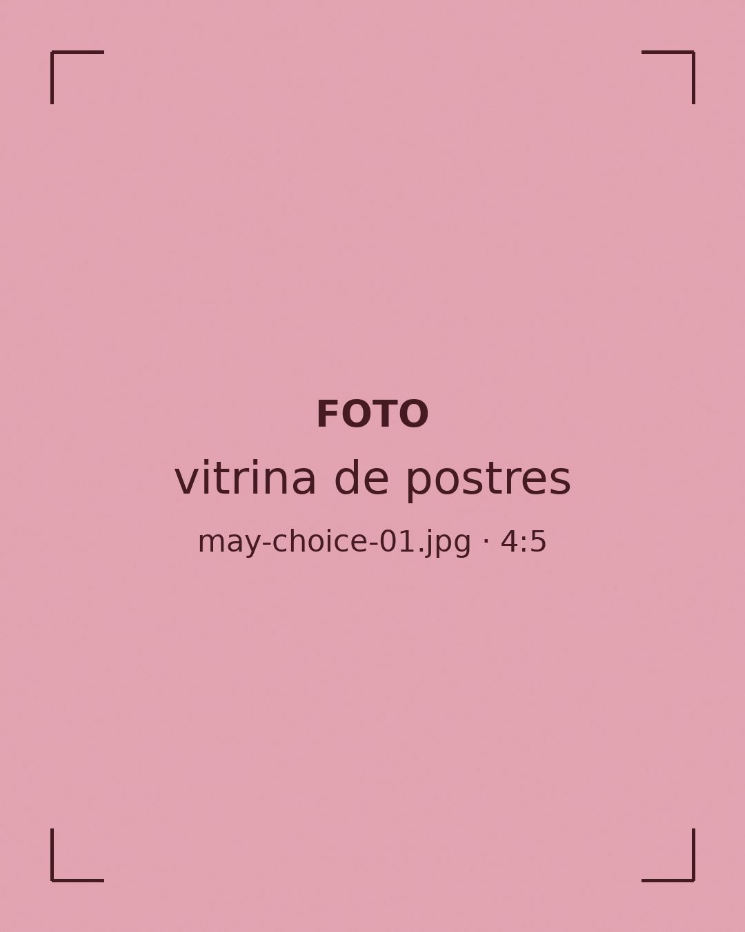 May frente a una vitrina de postres, eligiendo